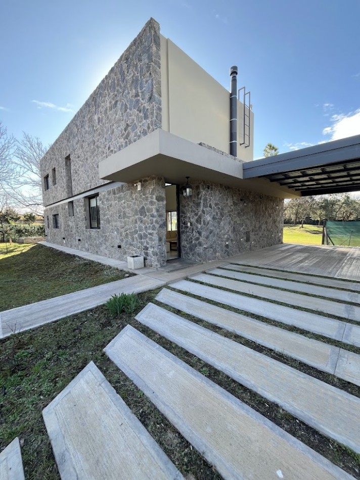 Casa moderna con salida a cancha de golf