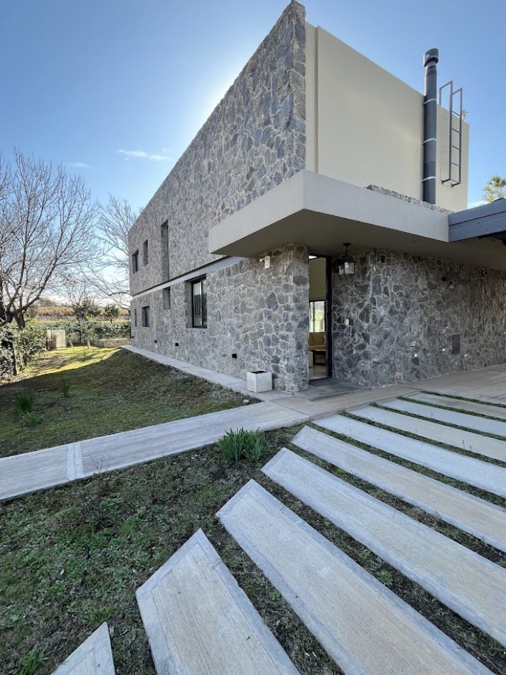 Casa moderna con salida a cancha de golf