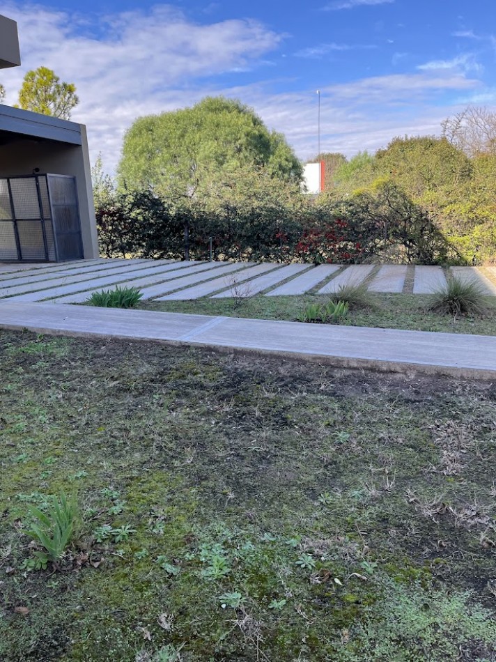 Casa moderna con salida a cancha de golf