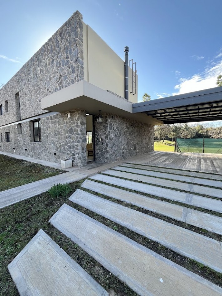 Casa moderna con salida a cancha de golf