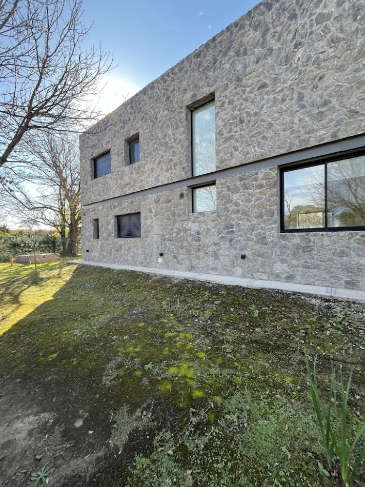Casa moderna con salida a cancha de golf