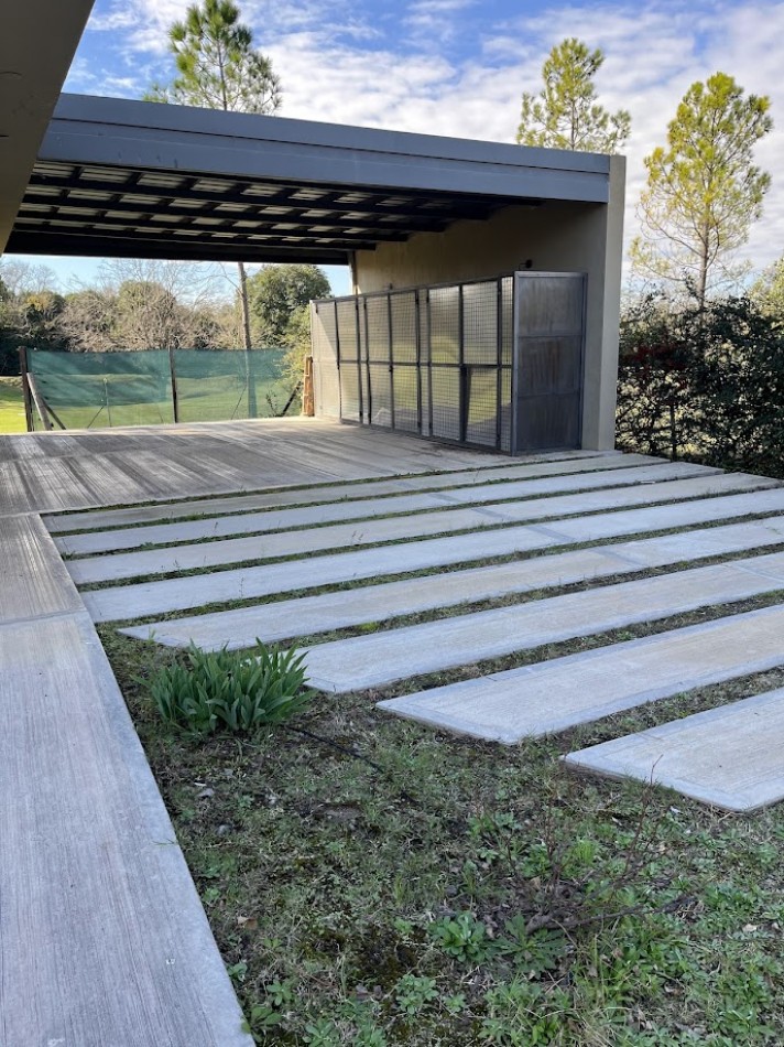 Casa moderna con salida a cancha de golf