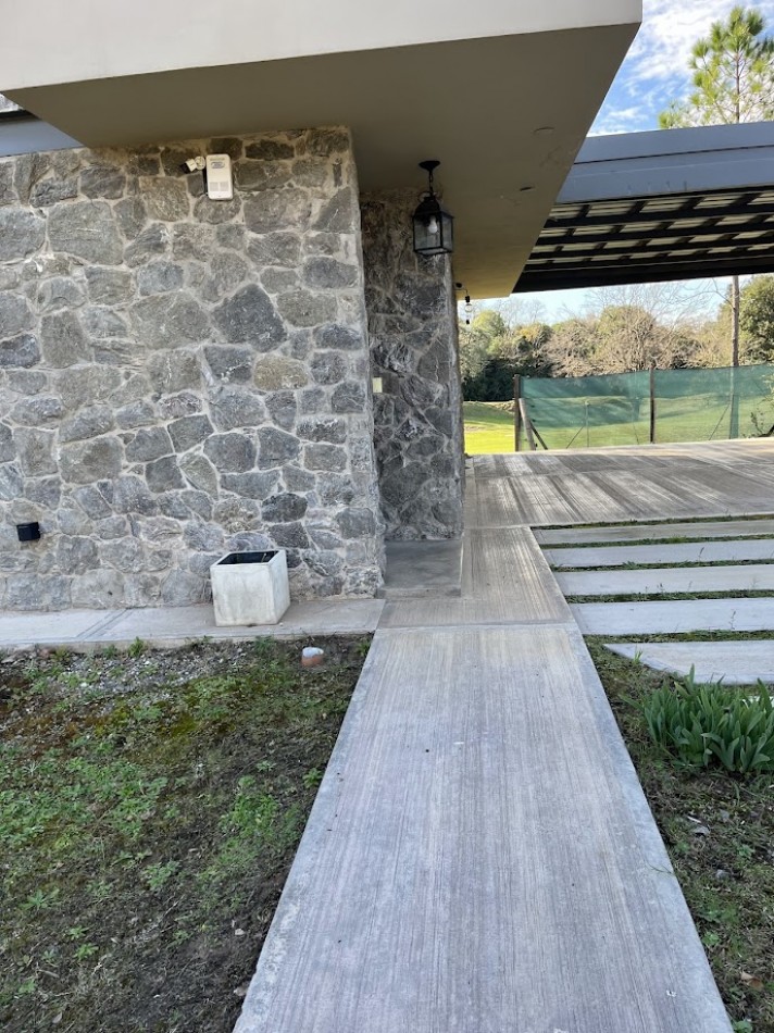 Casa moderna con salida a cancha de golf