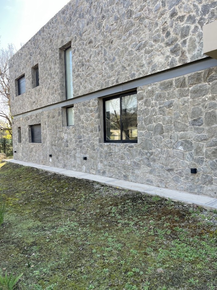 Casa moderna con salida a cancha de golf