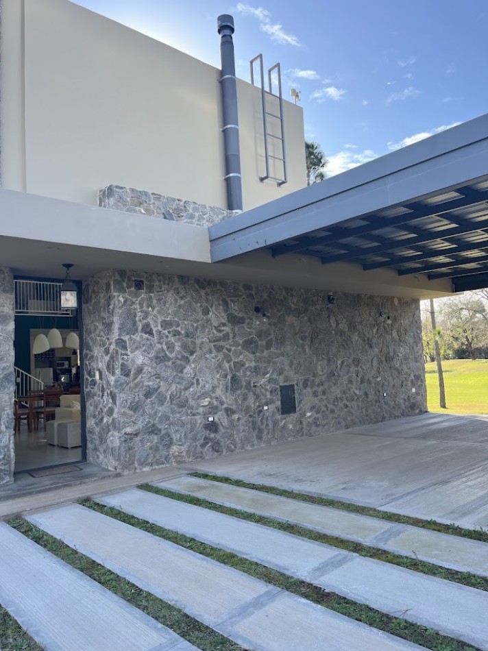 Casa moderna con salida a cancha de golf