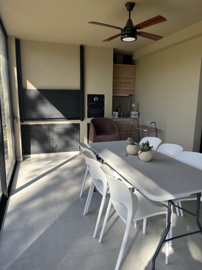 Casa moderna con salida a cancha de golf