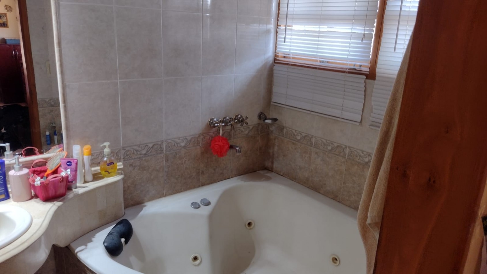 Residencia de categoria en Barrio El Golf con gran terreno y pileta