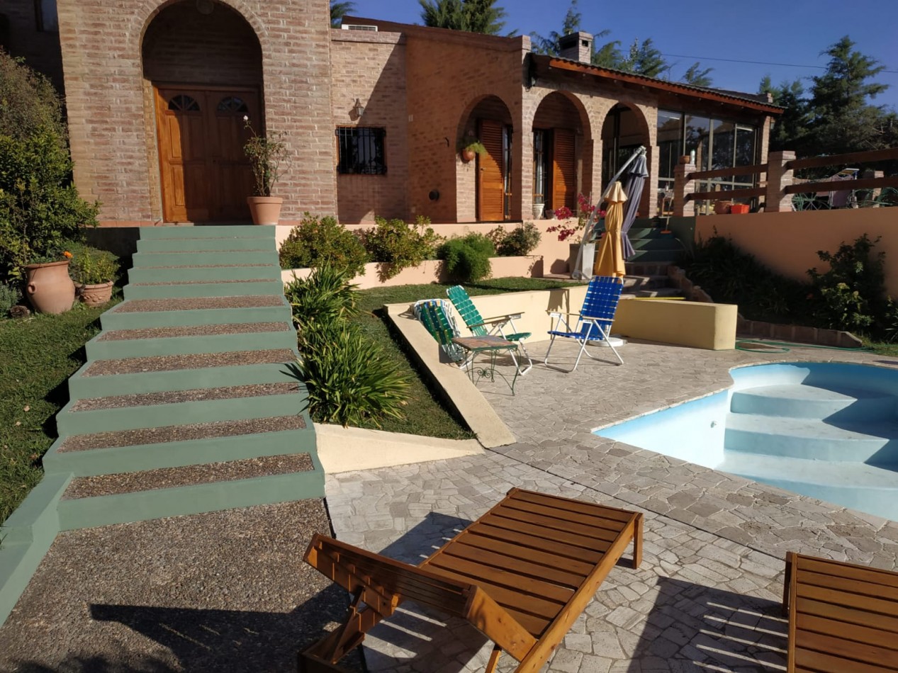 Residencia de categoria en Barrio El Golf con gran terreno y pileta