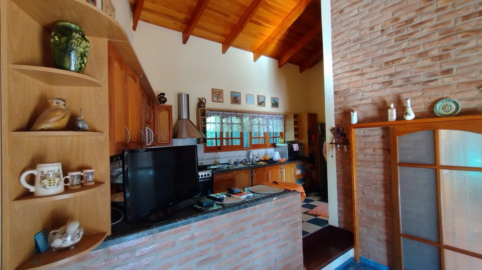 Residencia de categoria en Barrio El Golf con gran terreno y pileta