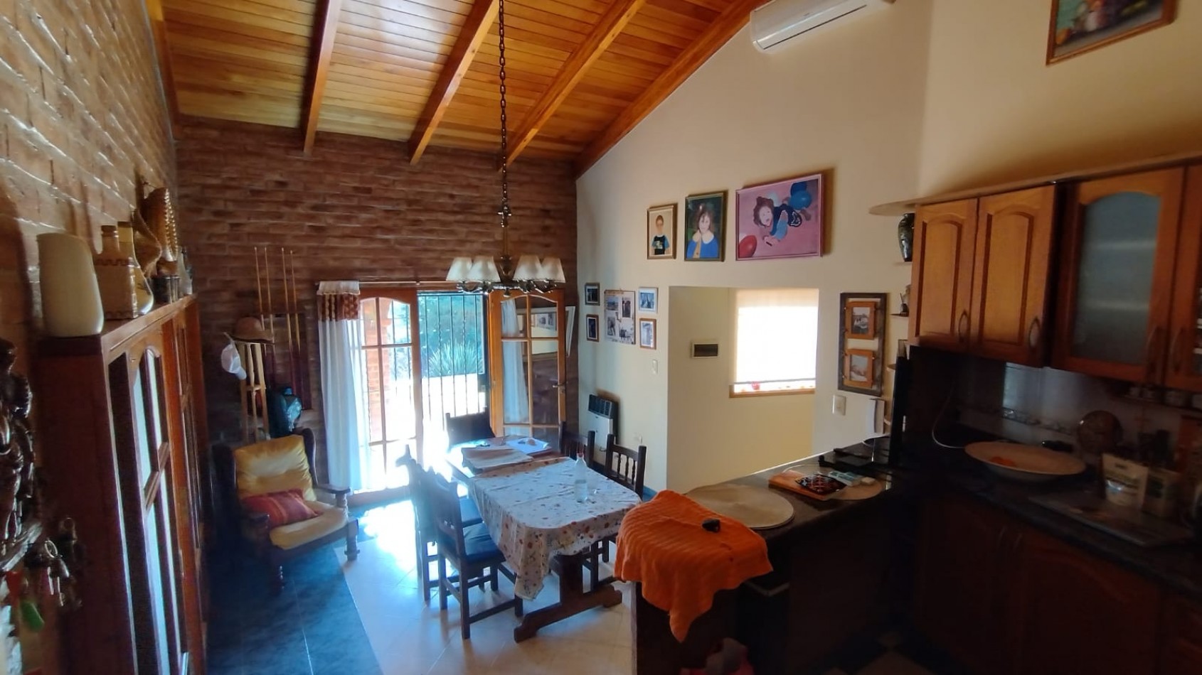 Residencia de categoria en Barrio El Golf con gran terreno y pileta