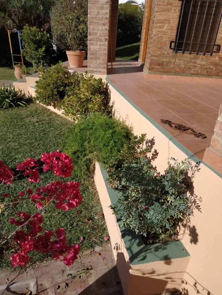 Residencia de categoria en Barrio El Golf con gran terreno y pileta