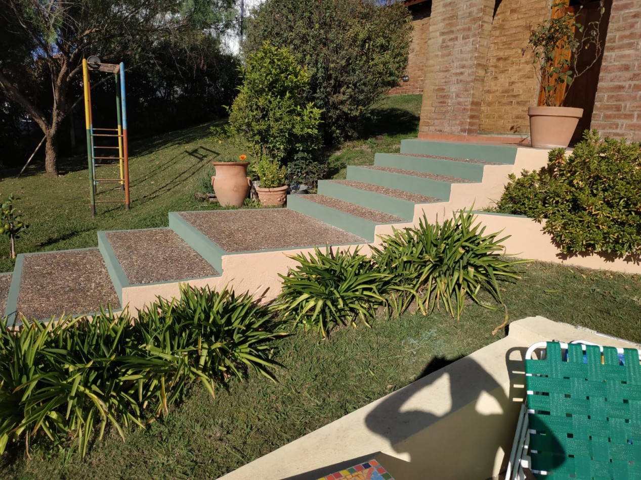 Residencia de categoria en Barrio El Golf con gran terreno y pileta