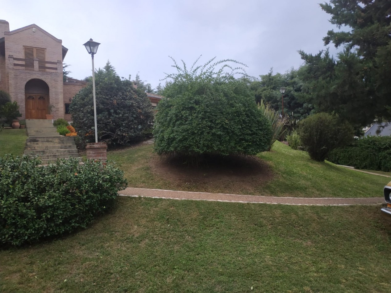 Residencia de categoria en Barrio El Golf con gran terreno y pileta