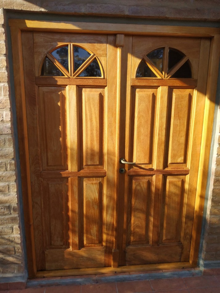 Residencia de categoria en Barrio El Golf con gran terreno y pileta