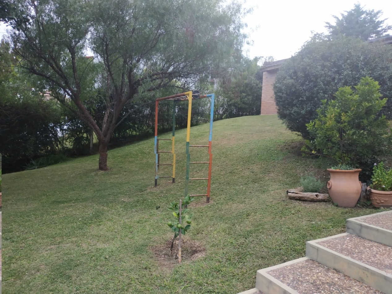 Residencia de categoria en Barrio El Golf con gran terreno y pileta