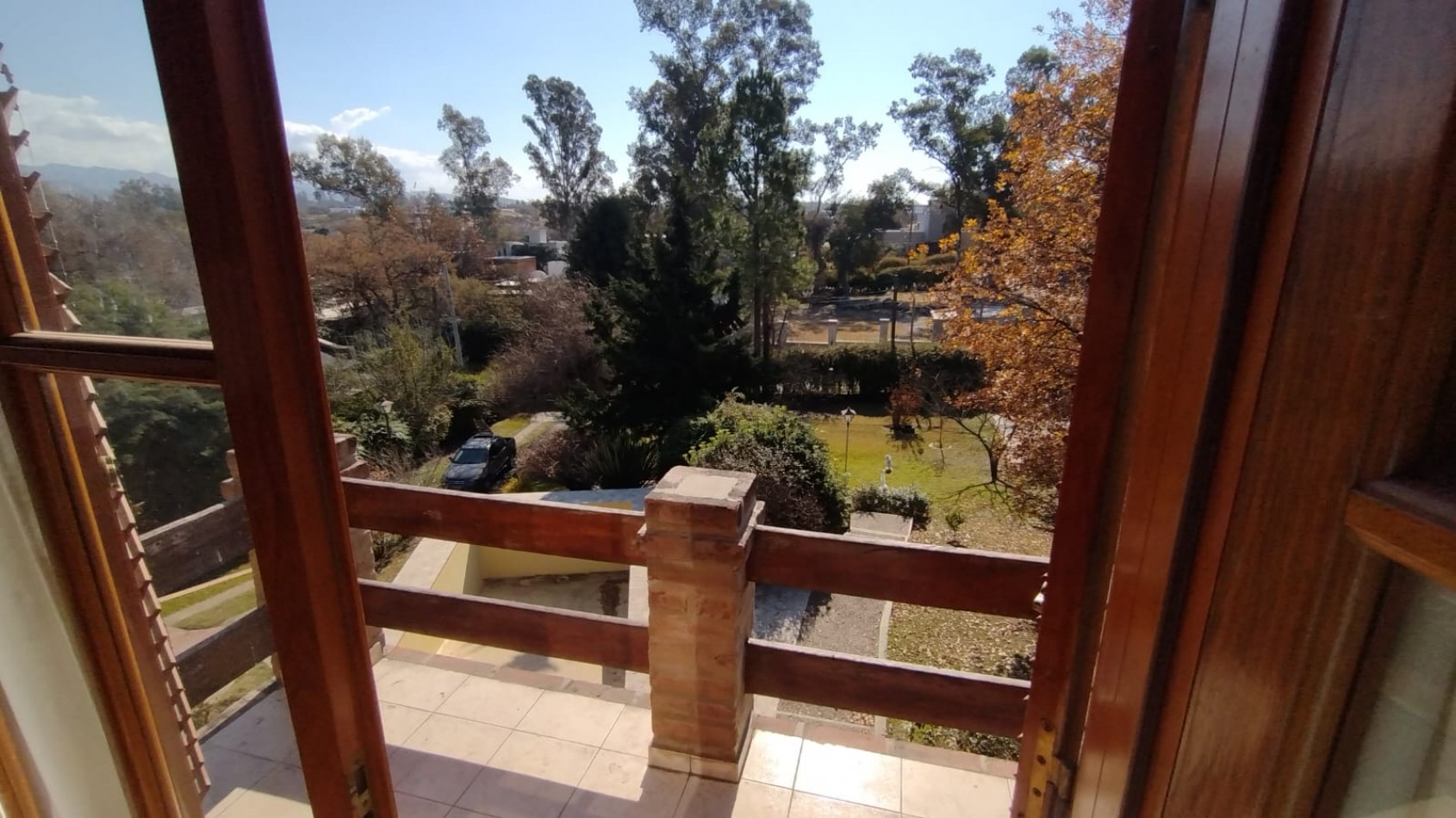 Residencia de categoria en Barrio El Golf con gran terreno y pileta