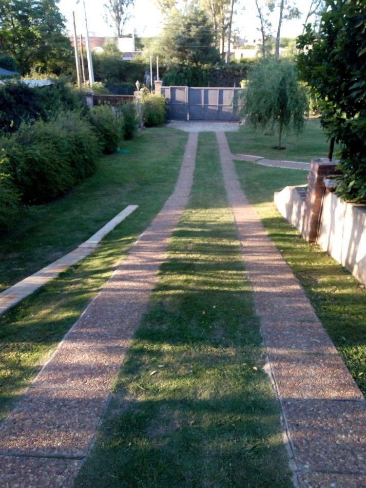 Residencia de categoria en Barrio El Golf con gran terreno y pileta