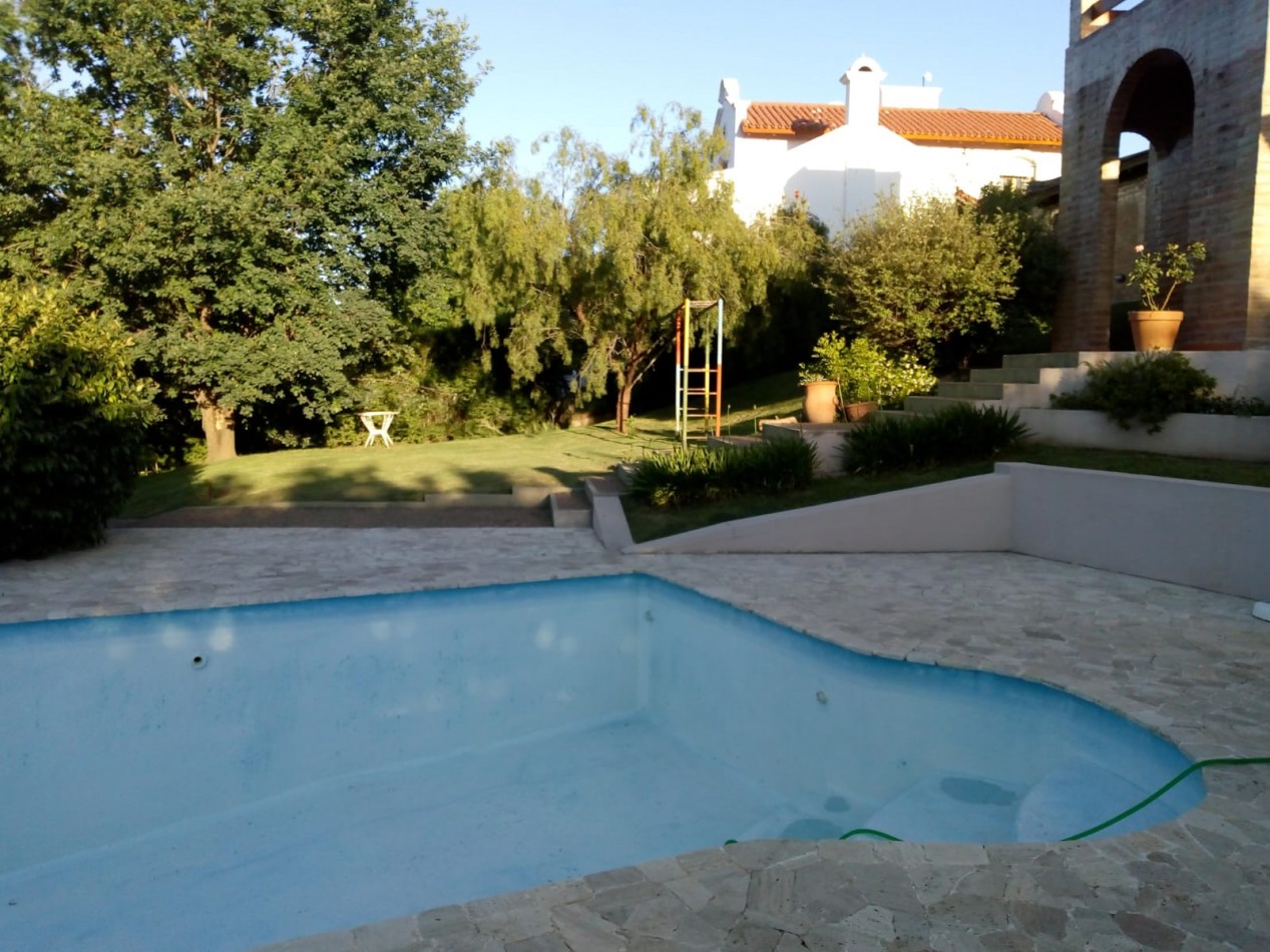 Residencia de categoria en Barrio El Golf con gran terreno y pileta
