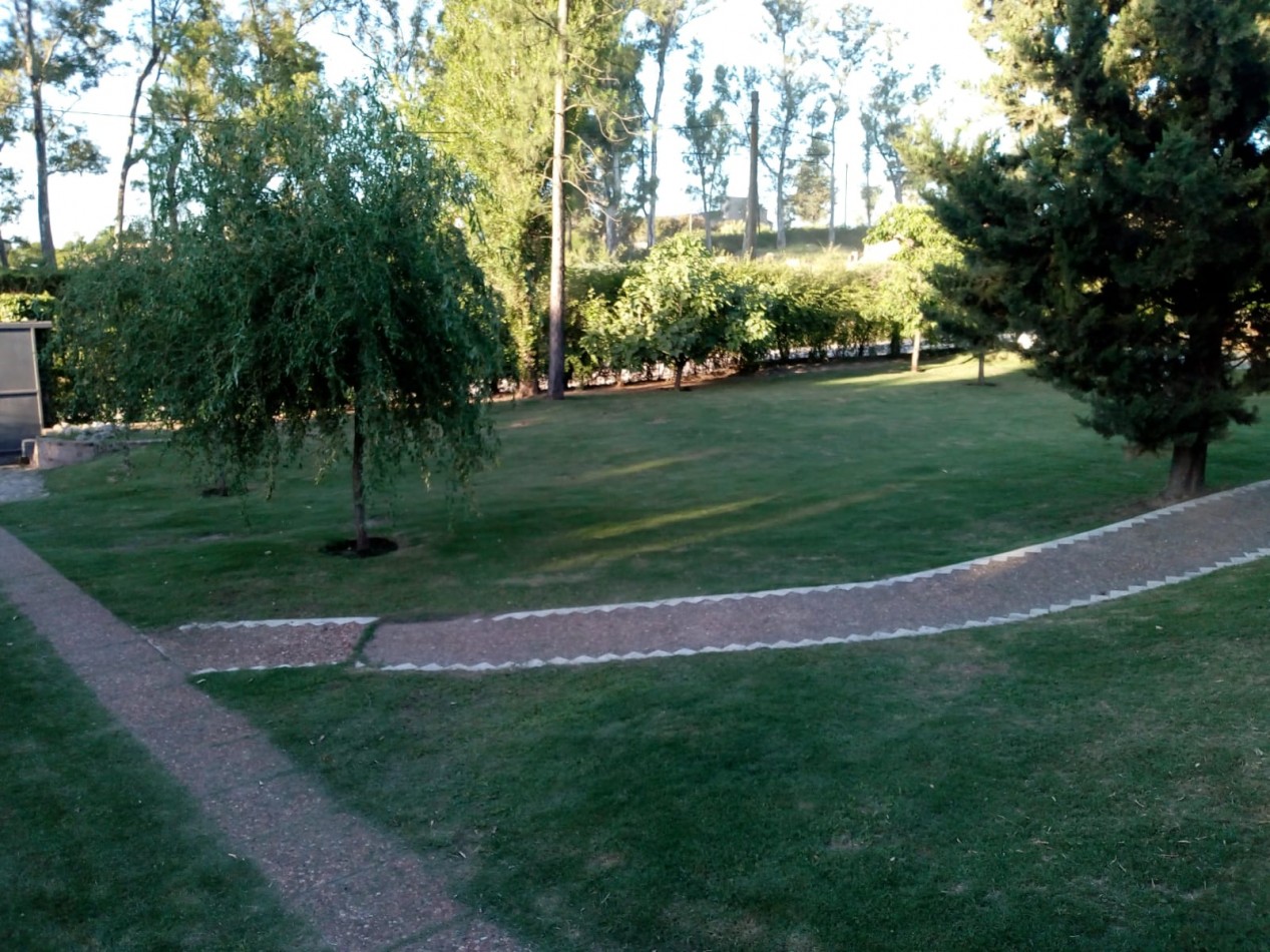 Residencia de categoria en Barrio El Golf con gran terreno y pileta