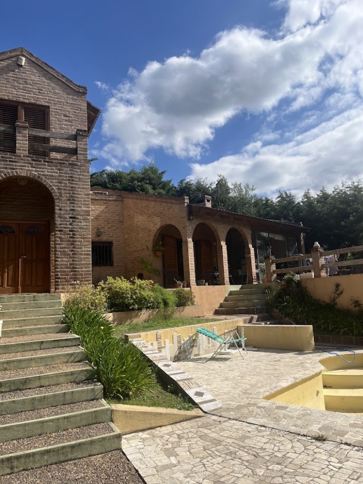 Residencia de categoria en Barrio El Golf con gran terreno y pileta