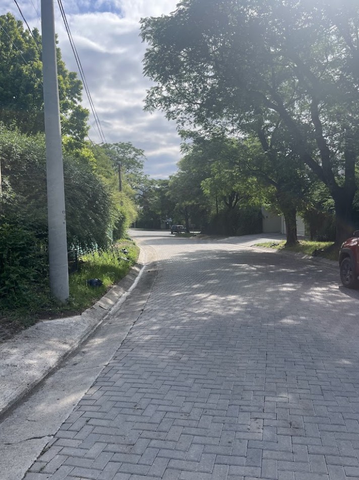 Residencia de categoria en Barrio El Golf con gran terreno y pileta