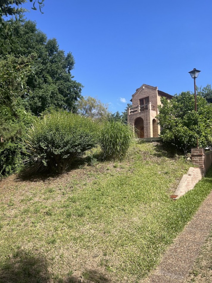 Residencia de categoria en Barrio El Golf con gran terreno y pileta