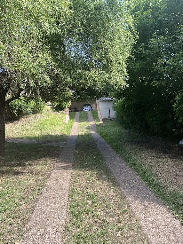 Residencia de categoria en Barrio El Golf con gran terreno y pileta