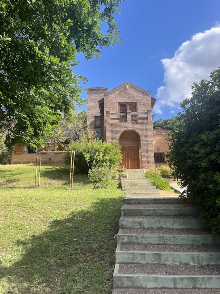 Residencia de categoria en Barrio El Golf con gran terreno y pileta