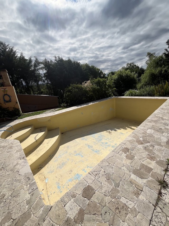 Residencia de categoria en Barrio El Golf con gran terreno y pileta