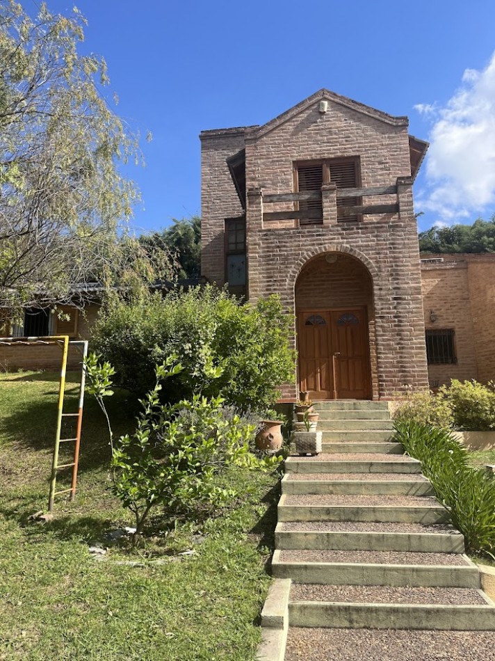 Residencia de categoria en Barrio El Golf con gran terreno y pileta