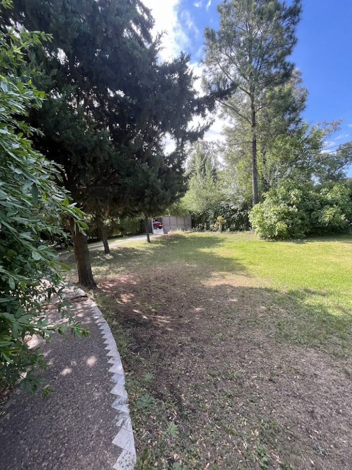 Residencia de categoria en Barrio El Golf con gran terreno y pileta