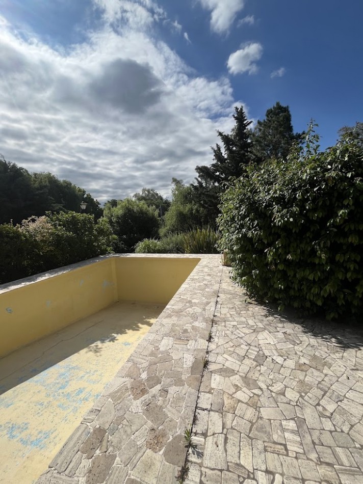 Residencia de categoria en Barrio El Golf con gran terreno y pileta