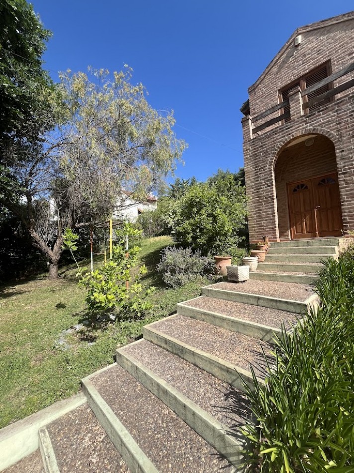 Residencia de categoria en Barrio El Golf con gran terreno y pileta