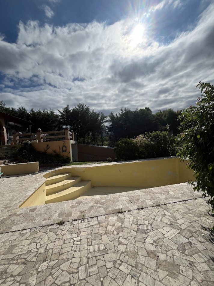 Residencia de categoria en Barrio El Golf con gran terreno y pileta