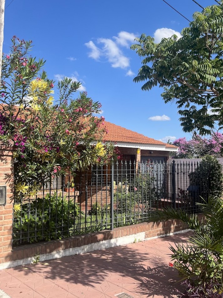Alta Gracia. Encantadora casa en Barrio Carlos Pellegrini, sobre boulevard de categoria