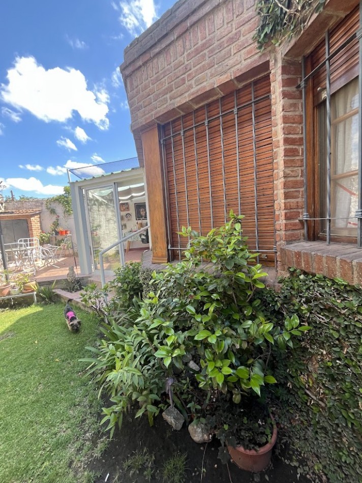 Alta Gracia. Encantadora casa en Barrio Carlos Pellegrini, sobre boulevard de categoria