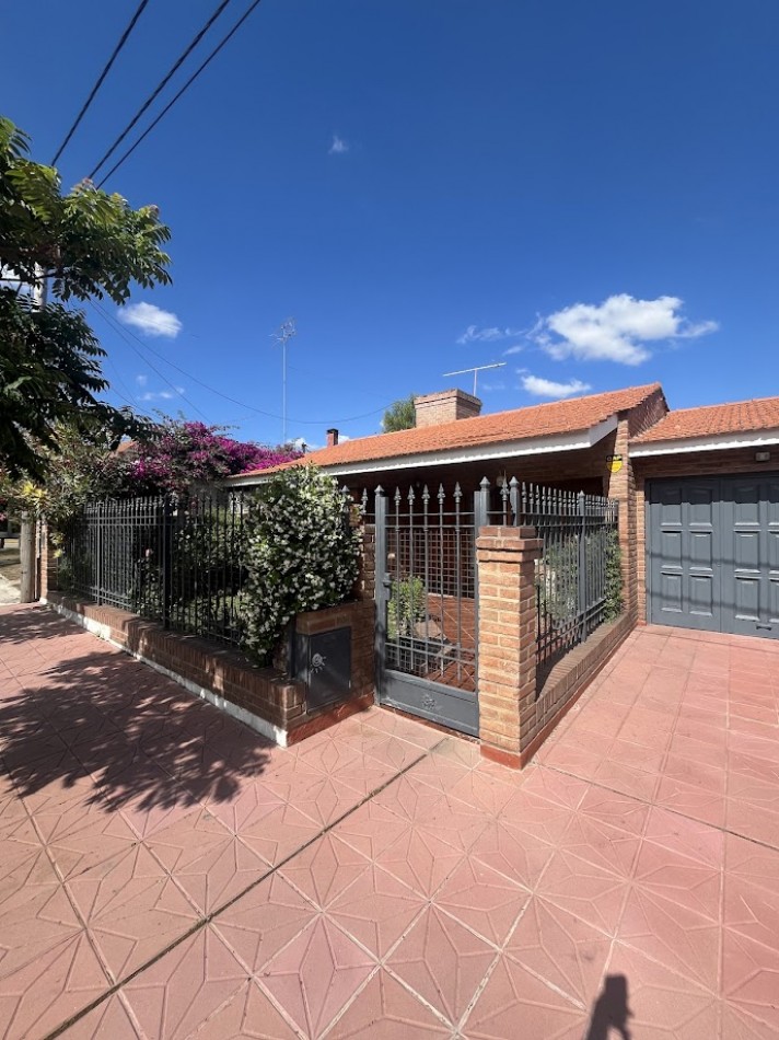 Alta Gracia. Encantadora casa en Barrio Carlos Pellegrini, sobre boulevard de categoria