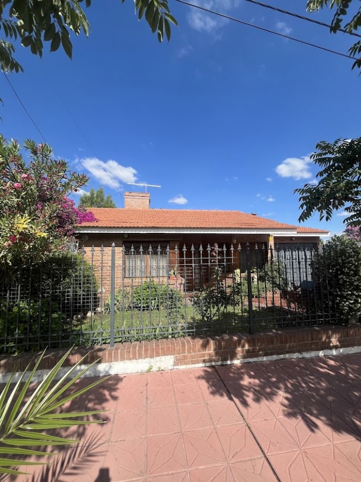 Alta Gracia. Encantadora casa en Barrio Carlos Pellegrini, sobre boulevard de categoria