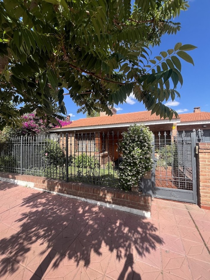 Alta Gracia. Encantadora casa en Barrio Carlos Pellegrini, sobre boulevard de categoria