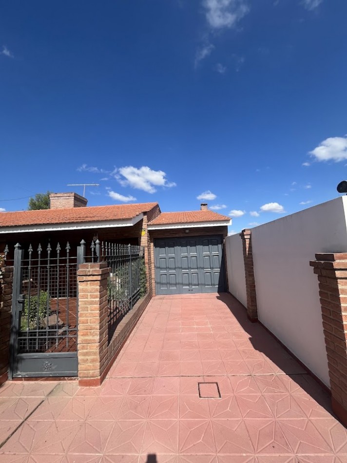 Alta Gracia. Encantadora casa en Barrio Carlos Pellegrini, sobre boulevard de categoria