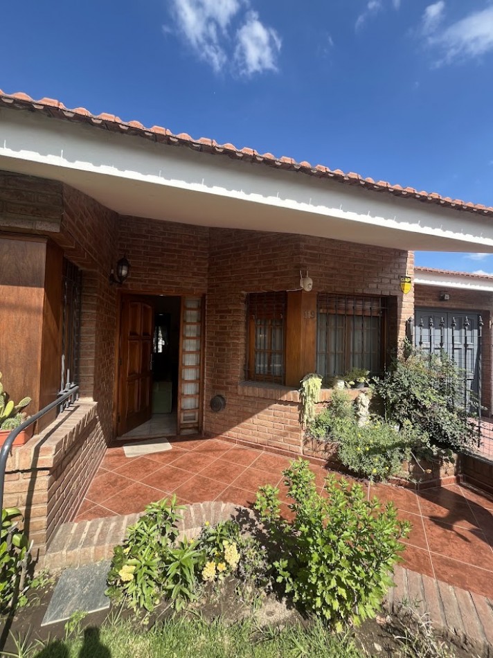 Alta Gracia. Encantadora casa en Barrio Carlos Pellegrini, sobre boulevard de categoria