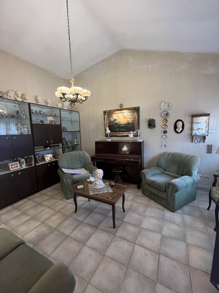 Alta Gracia. Encantadora casa en Barrio Carlos Pellegrini, sobre boulevard de categoria