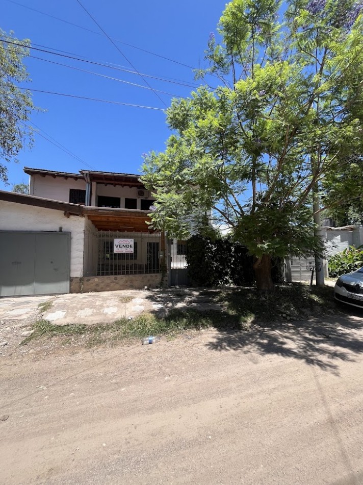 Casa Familiar con Quincho, Pileta y Amplios Espacios