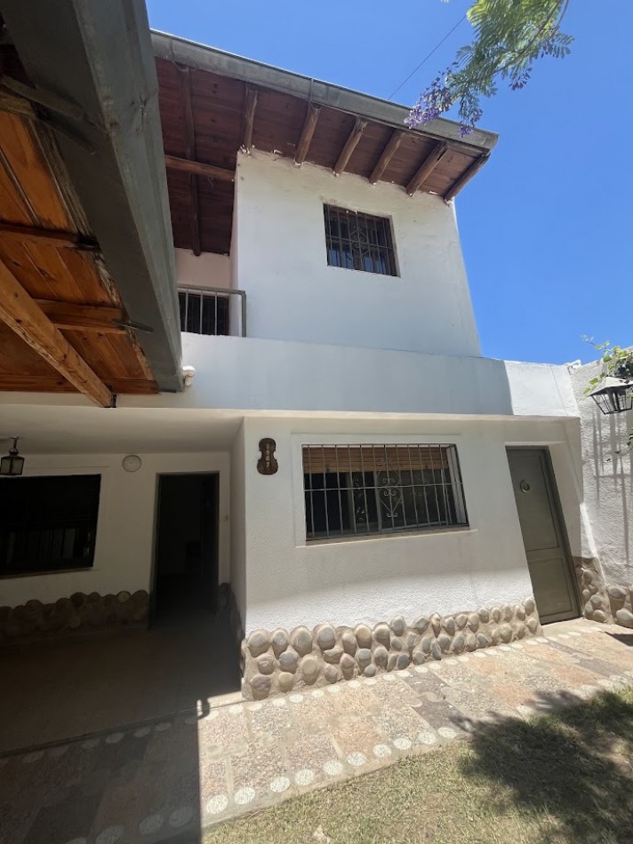 Casa Familiar con Quincho, Pileta y Amplios Espacios