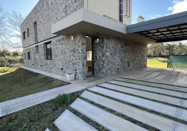 Casa moderna con salida a cancha de golf