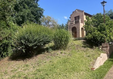 Residencia de categoria en Barrio El Golf con gran terreno y pileta